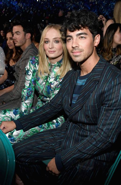 What Joe Jonas Saw on That Sophie Turner Ring。